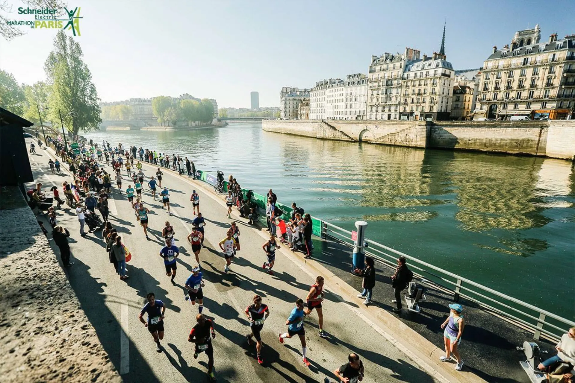 Runners run along the seine