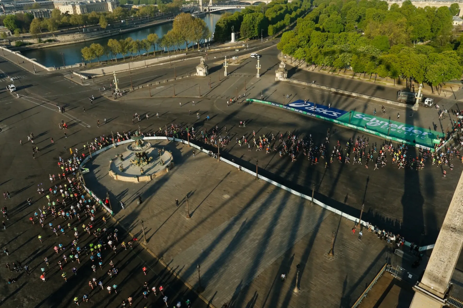 Runners at the Paris Marathon
