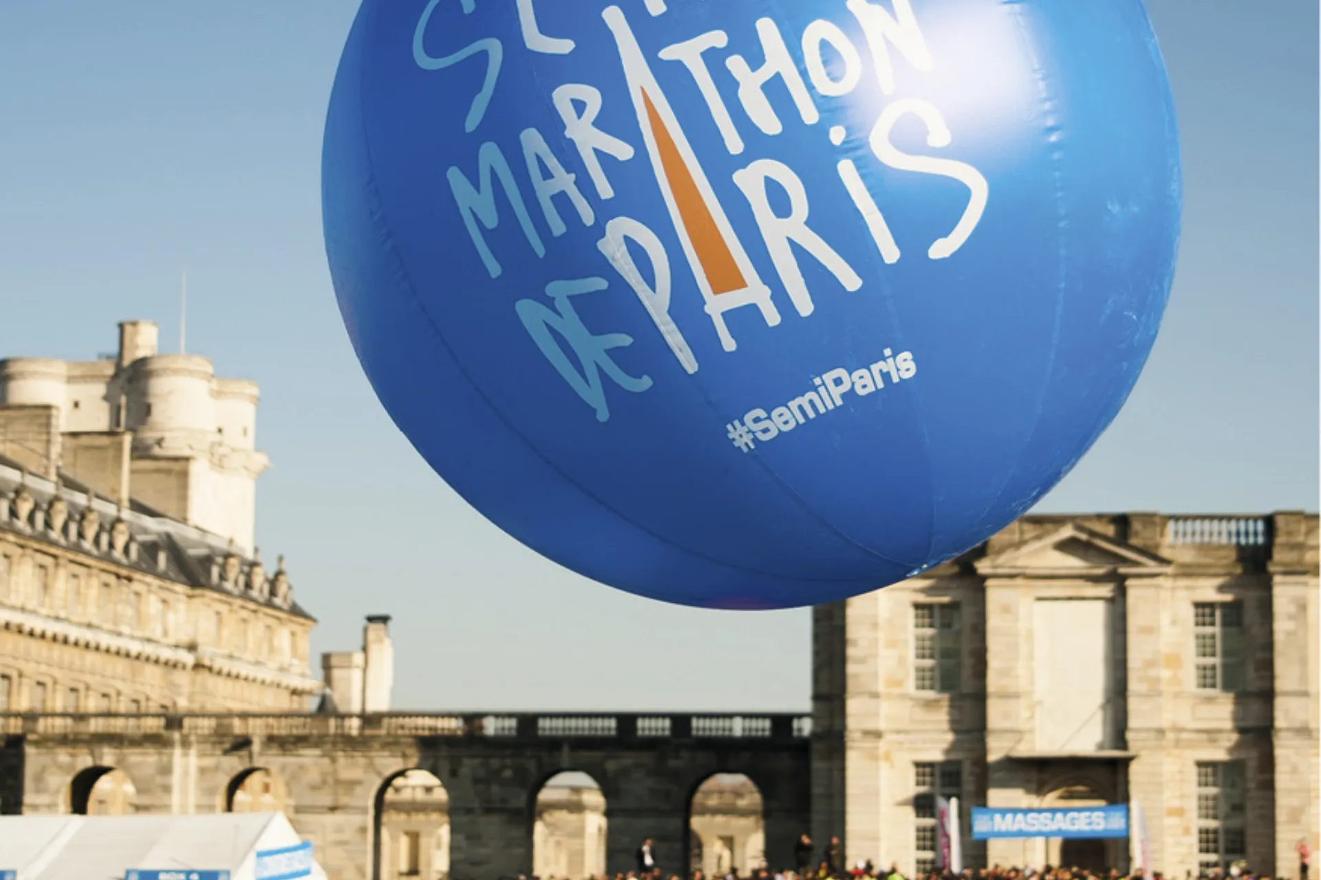 People starting the Semi Marathon de Paris
